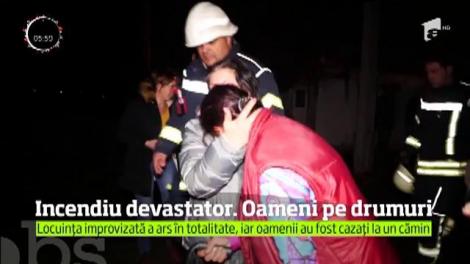 Un incendiu puternic a distrus locuinţa a şase familii sărmane din Curtea de Argeş