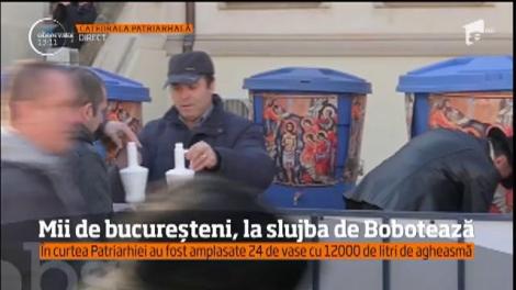 Mii de bucureşteni s-au strâns pe Dealul Mitropoliei să primească apă sfinţită de Patriarhul Daniel