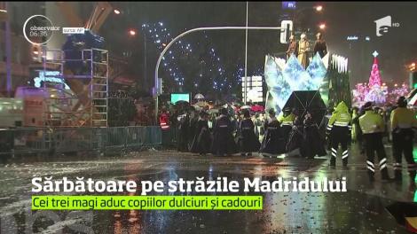 Sărbătoare pe străzile Madridului! Cei trei Magi aduc copiilor dulciuri și cadouri