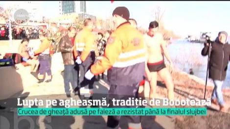 În ziua de Bobotează, sute de mii de credincioşi s-au îmbulzit să ia agheasmă. Mai mulţi ca niciodată s-au aruncat în mare şi în râuri, conform tradiţiei