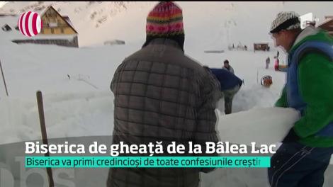 În fiecare an, la Bâlea Lac, constructori ridică lăcaşul de cult din blocuri de gheaţă
