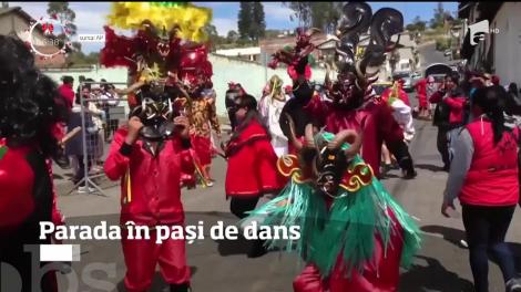 Parada în pași de dans, într-un orăşel din Ecuador