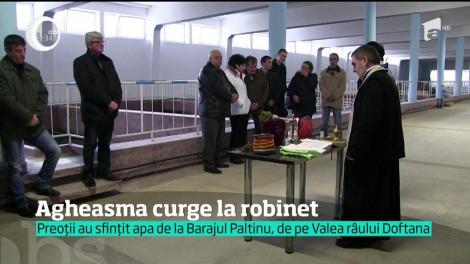 Mii de locuitori din Prahova nu mai trebuie să se &icirc;nghesuie la biserică, pentru apa sfinţită. Pentru ei, agheasma curge chiar la robinetul din casă