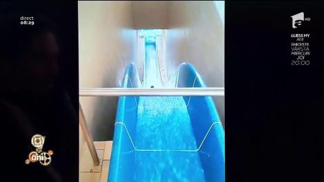 Smiley News! Cea mai iresponsabilă săritură pe un tobogan cu apă