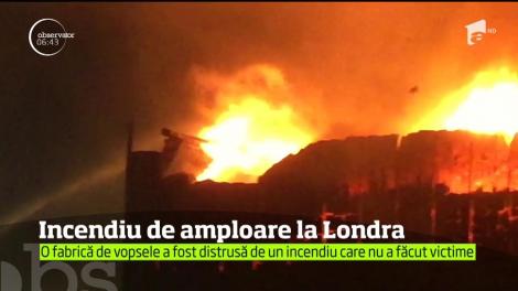Aproape o sută de pompieri s-au luptat, timp de trei ore, cu un uriaş incendiu, în nordul Londrei