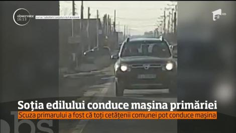 Soţia edilului comunei gorjene Bălăneşti, filmată la volanul maşinii primăriei