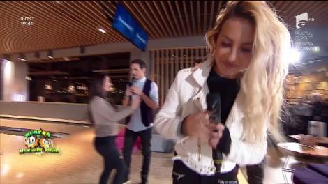 Strike! Întrecere amuzantă pe pista de bowling! Dani se pune pe burtă, iar Flavia se întoarce cu spatele la pistă