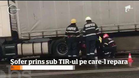 Salvare miraculoasă a unui şofer de TIR! Bărbatul a intrat sub remorcă să repare ceva, doar că perna de aer a cedat