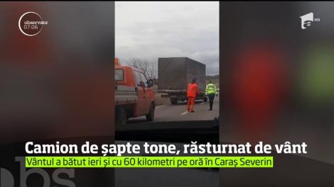 Vântul a suflat cu atâta violenţă în Clisura Dunării, încât a răsturnat un autocamion de şapte tone!