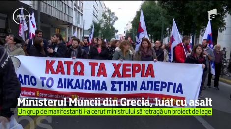 Ministerul Muncii din Grecia, luat cu asalt