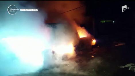 Un bărbat din Bistriţa Năsăud s-a trezit cu maşina incendiată în propria curte!