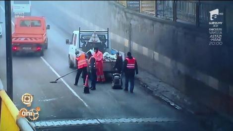 Smiley News! Operațiunea asfaltarea cu pungă, pe o șosea din Câmpia Turzii