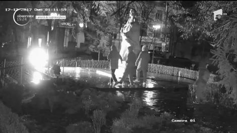 Statuia lui Mihai Eminescu a fost din nou vandalizată. Mâna statuii a fost furată de 30 de ori în ultimii ani