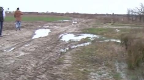 &Icirc;n timp ce străinii fac bani frumoşi din turismul &icirc;n zonele cu ape termale, &icirc;ntr-o localitate din Satu Mare acestea se scurg pe marginea drumului