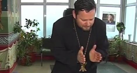 Un preot din Palazu Mare este înger păzitor pentru copiii din familiile sărace