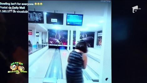 Smiley News. Accident pe pista de bowling. A aruncat cu bila în televizor!