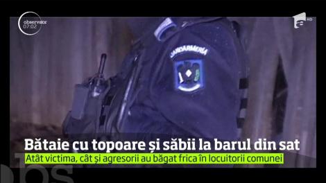 Bătaie cu topoare şi săbii într-o comună din Vaslui. Un bărbat a ajuns în stare gravă la spital