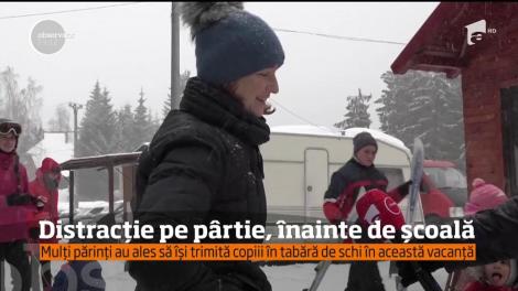 Copiii profită de ultimele zile de vacanţă la munte unde, unii dintre ei, au luat lecţii de schi