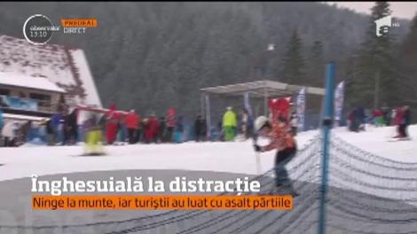 Ninge la munte, iar turiștii au luat cu asalt pârtiile
