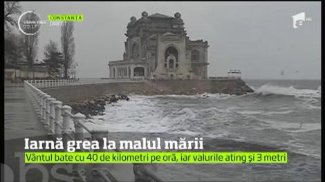 Iarnă grea la malul mării