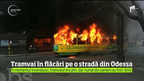 Tramvai în flăcări pe o stradă din Odessa