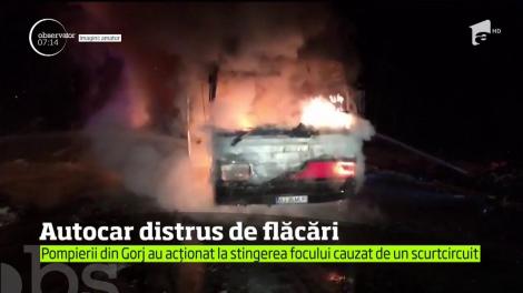 Un autocar a ars ca o torţă în comuna Padeş din Gorj!