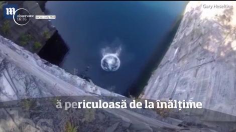 Săritură periculoasă de pe o stâncă, de la 30 de metri înălţime. Un bărbat a plonjat în gol, iar la aterizarea în apă a făcut și o piruetă. Momentul a devenit viral!