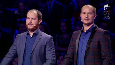 Doi frați gemeni cunosc cultura indiană, la "Guess My Age". O puștoaică delicioasă i-a cucerit, însă mămica i-a derutat