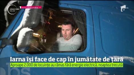 Urgia albă a lovit! România, blocată de zăpadă: drumuri închise, mii de oameni rămaşi pe şosele, polei şi linii electrice spulberate