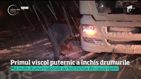 Primul viscol puternic din această iarnă a blocat 18 judeţe. Zeci de drumuri naţionale şi judeţene au fost închise
