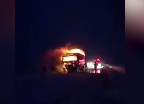 Panică pe DN 24, în dreptul localităţii Soleşti din Vaslui, după ce un camion plin cu seminţe de floarea-soarelui a ars ca o torţă!