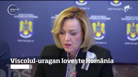 Viscolul face prăpăd în România! Vântul are puterea unui uragan. Loveşte şi cu 140 de kilometri pe oră. Bătrânii neajutorați, duși cu șenilatele, la spital