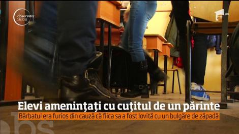 Caz scandalos! Mai mulți elevi, amenințați cu cuțitul de un părinte. Un copil a fost rănit