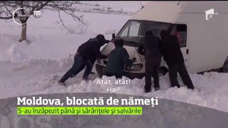 Zeci de mii de oameni izolaţi în beznă și maşini răsturnate precum jucăriile!  Bătrânii bolnavi, femeile gravide şi deţinuţii sunt scoşi cu şenilatele din nămeţi!