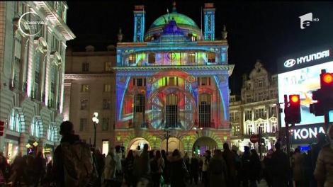 Zeci de instalaţii realizate de artişti de pe tot mapamondul au fost amplasate în diferite zone din centrul capitalei britanice