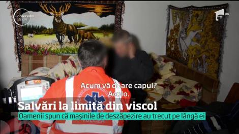 Mii de oameni au rămas blocaţi în zăpezi, pe drumuri îngheţate sau în localităţi aflate de zeci de ore în beznă