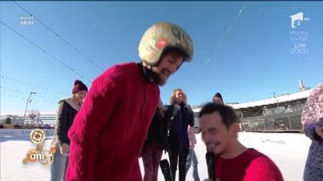 Râzi cu lacrimi! Răzvan Simion şi Dani Oţil şi-au onorat pariul pierdut la biliard! Au pantinat goi