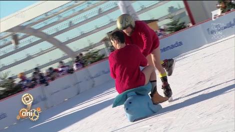 Râzi cu lacrimi! Răzvan și Dani au făcut TURUL RUȘINII goi pe gheață, la - 3 grade C! Flavia și Amalia, de pe margine:  „Doamneeee, le lipsește o fustiță! Ai văzut ce picioare frumoase au, vârtoase, genunchi întinși!”