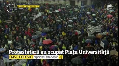 Protest de amploare în Bucureşti! Oamenii au rupt cordoanele jandarmilor şi au ocupat întreg bulevardul
