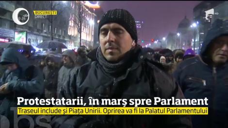 Protestatarii, în marş spre Parlament
