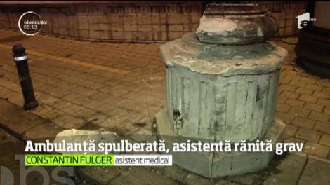 Accident grav în Piaţa Unirii din Capitală! O ambulanţă a fost lovită în plin de un bolid