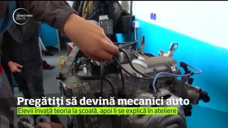 Zeci de elevi de la Liceul Tehnologic din Mioveni se pregătesc să devină mecanici la Dacia