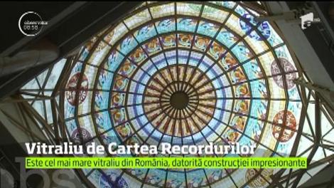 Vitraliu de Cartea Recordurilor la Biblioteca din Râmnicu Vâlcea