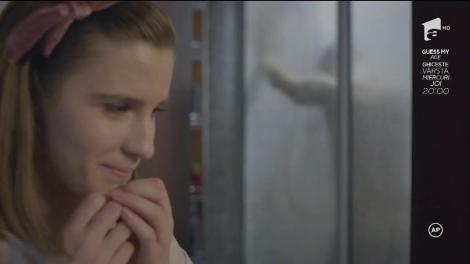 Ana îl surprinde pe Alex, GOL, în duș!