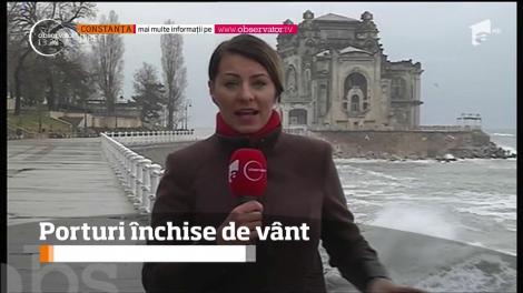 La malul mării, vântul bate cu putere