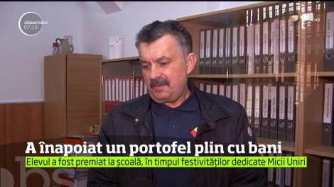 Un băiat de 11 ani, din Târgu Jiu, a devenit erou a găsit pe stradă un portofel plin cu bani, dar nici măcar nu l-a deschis