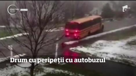 Imagini şocante într-un cartier rezidenţial din Statele Unite! Un autobuz şcolar, plin cu elevi, începe să derapeze pe drumul acoperit de gheaţă