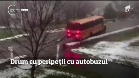 Imagini şocante într-un cartier rezidenţial din Statele Unite! Un autobuz şcolar, plin cu elevi, începe să derapeze pe drumul acoperit de gheaţă
