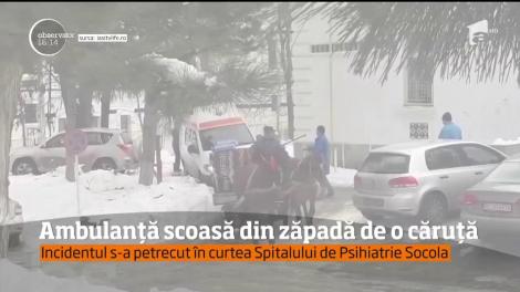 O ambulanţă nu a putut ieşi din curtea Spitalului de Psihiatrie Socola decât cu ajutorul unui căruţaş care trecea prin zonă