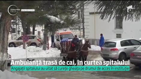 Imagini incredibile au fost filmate în curtea unui spital din Iaşi. Pentru că nimeni nu a deszăpezit, o ambulanţă a fost scoasă din nămeţi cu ajutorul a doi cai